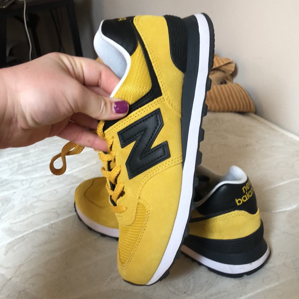 Women’s Gold size 9 style 574 athletic sneaker gently worn